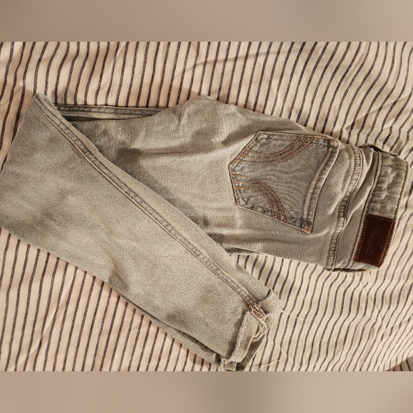 Hollister size   00R distressed  light wash jeans - Picture 7 of 10